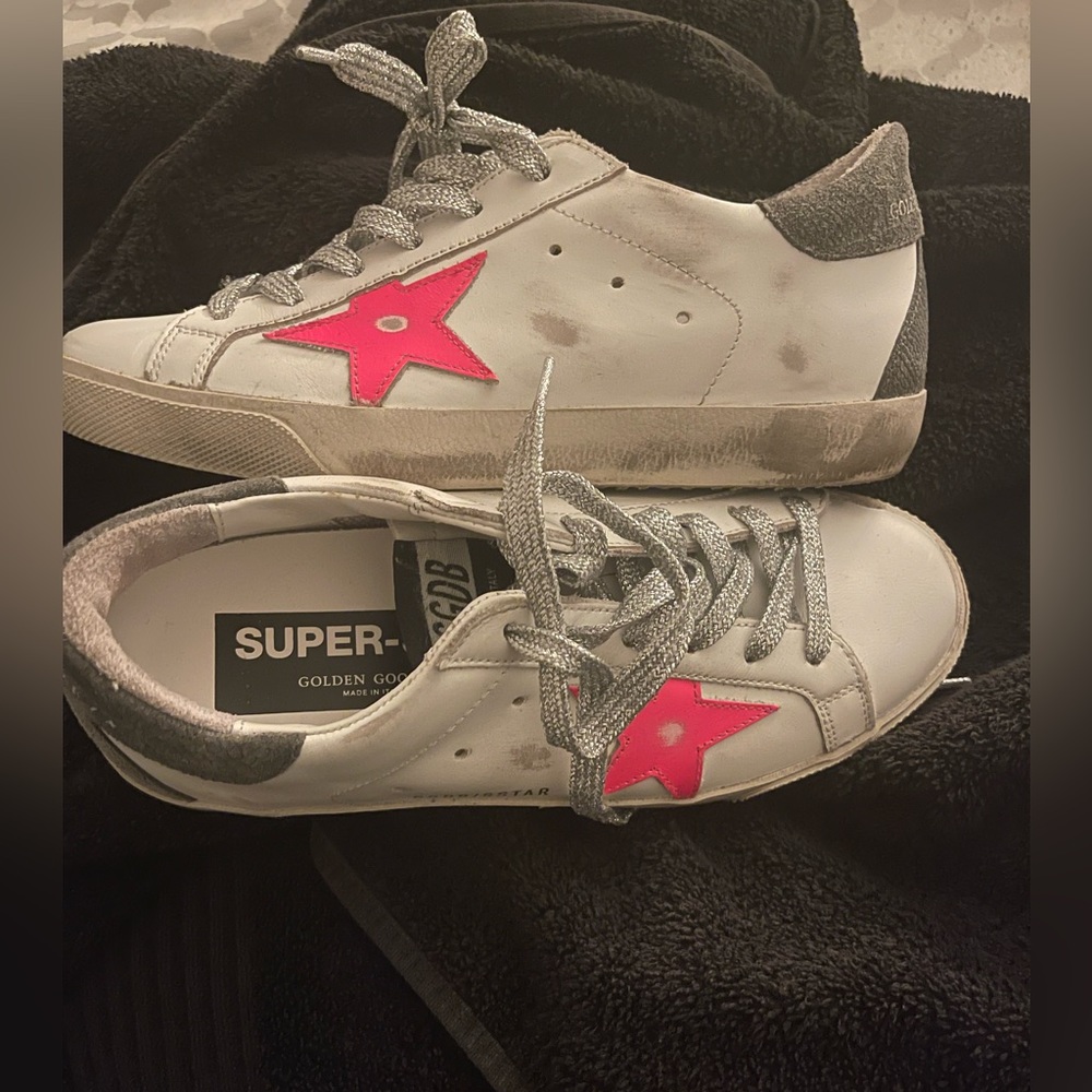 Super-Star with pink star and gray heel tab. GOLDEN GOOSE.